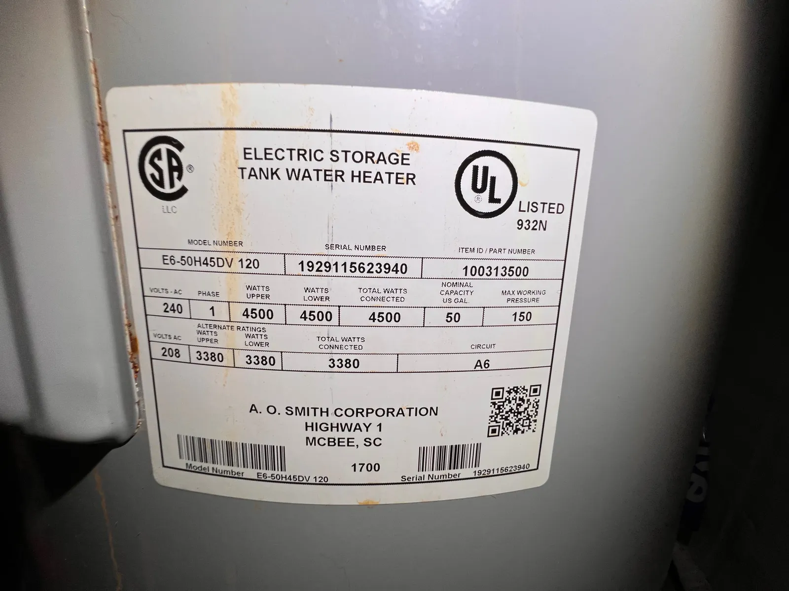 Water heater data label showing age and capacity